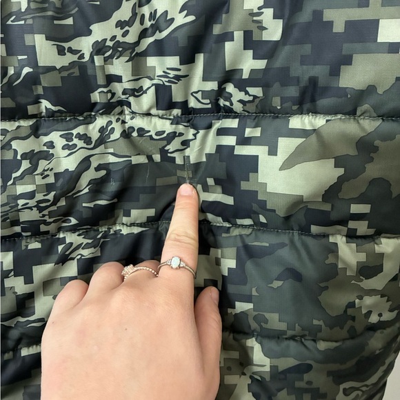 Under Armour Kids Camouflage Puffer reversible Jacket - Green and Black size YMD - Picture 5 of 7